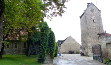 Pfarrkirche St. Stephanus und Torturm des Amtshofes