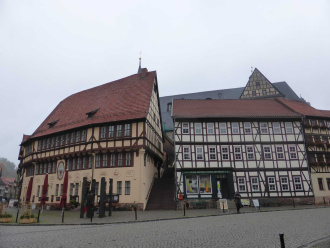 Stolberg, links das Rathaus, davor das 1989 errichtete Denkmal zum 500. Geburtstag von Thomas Müntzer