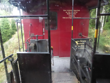 Der offene Übergang zwischen zwei Waggons der Harzer Schmalspurbahn